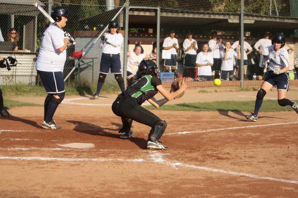 Joe Yun foto caroline meriaux catching homeplate catcher runner softball austria asl